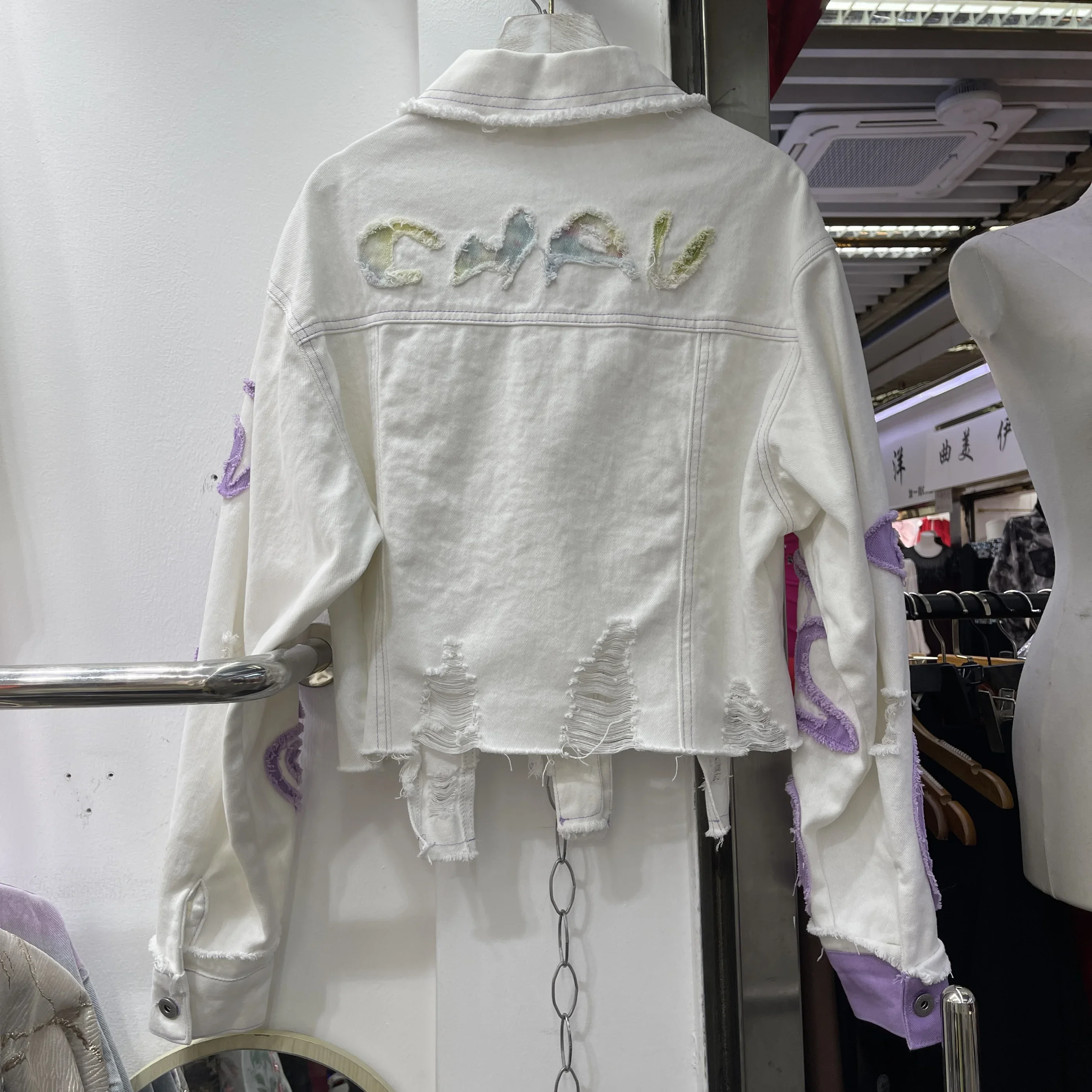 Autumn Women White Holes Short Denim Jacket Frayed Burrs Letter Lapel Single-Breasted Long Sleeve Jeans Jacket Coat Streetwear
Autumn Women White Holes Short Denim Jacket Frayed Burrs Letter Lapel Single-Breasted Long Sleeve Jeans Jacket Coat Streetwear
