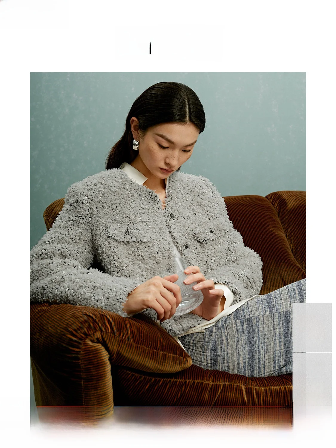 Early Spring Women's Casual Warm Design Sense Small Fragrance Style Jacket Woolen V-neck Button-up Short Coat Commute Style
Early Spring Women's Casual Warm Design Sense Small Fragrance Style Jacket Woolen V-neck Button-up Short Coat Commute Style