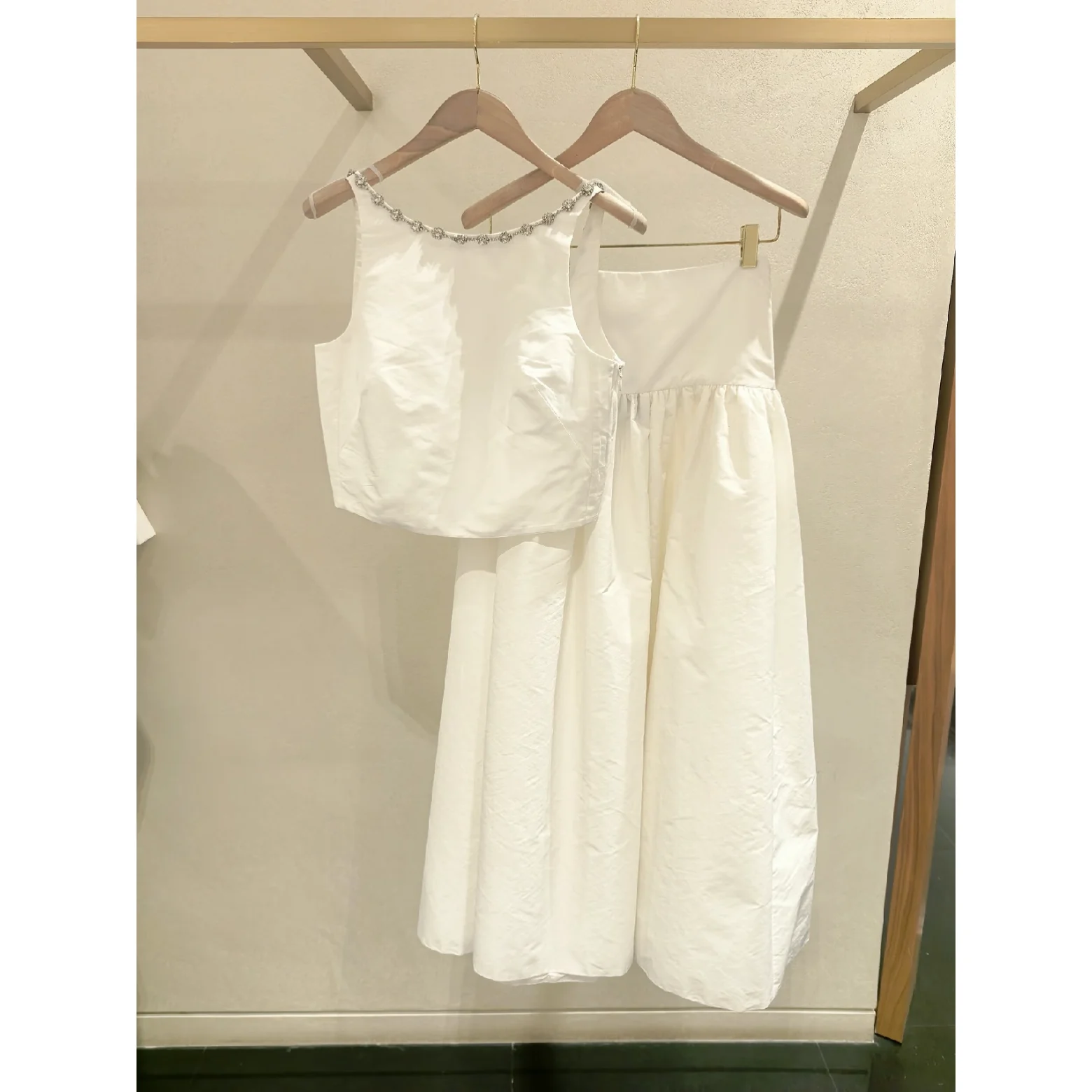 Heidd 2026 Spring Summer Vacation Style Backless Diamond Shirt Skirt Set Women's Fashion Two-Piece Suit Elegant Chic
Heidd 2026 Spring Summer Vacation Style Backless Diamond Shirt Skirt Set Women's Fashion Two-Piece Suit Elegant Chic