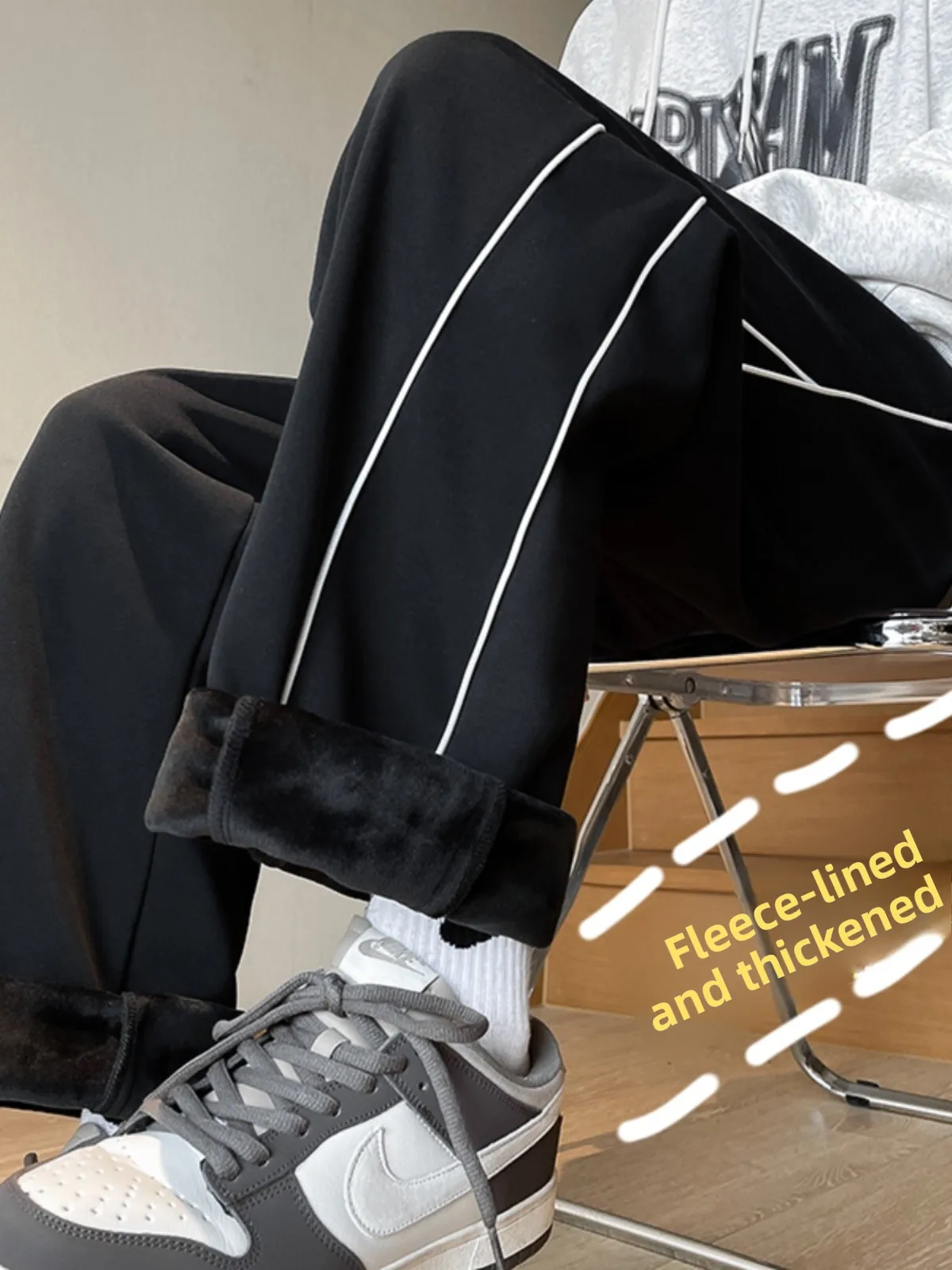 Men's Fce Lined Thiened Casual Sports Pants Autumn Winter Straight Leg Long Trousers American Sle Drapey Stripe Sweatp...
Men's Fce Lined Thiened Casual Sports Pants Autumn Winter Straight Leg Long Trousers American Sle Drapey Stripe Sweatp...