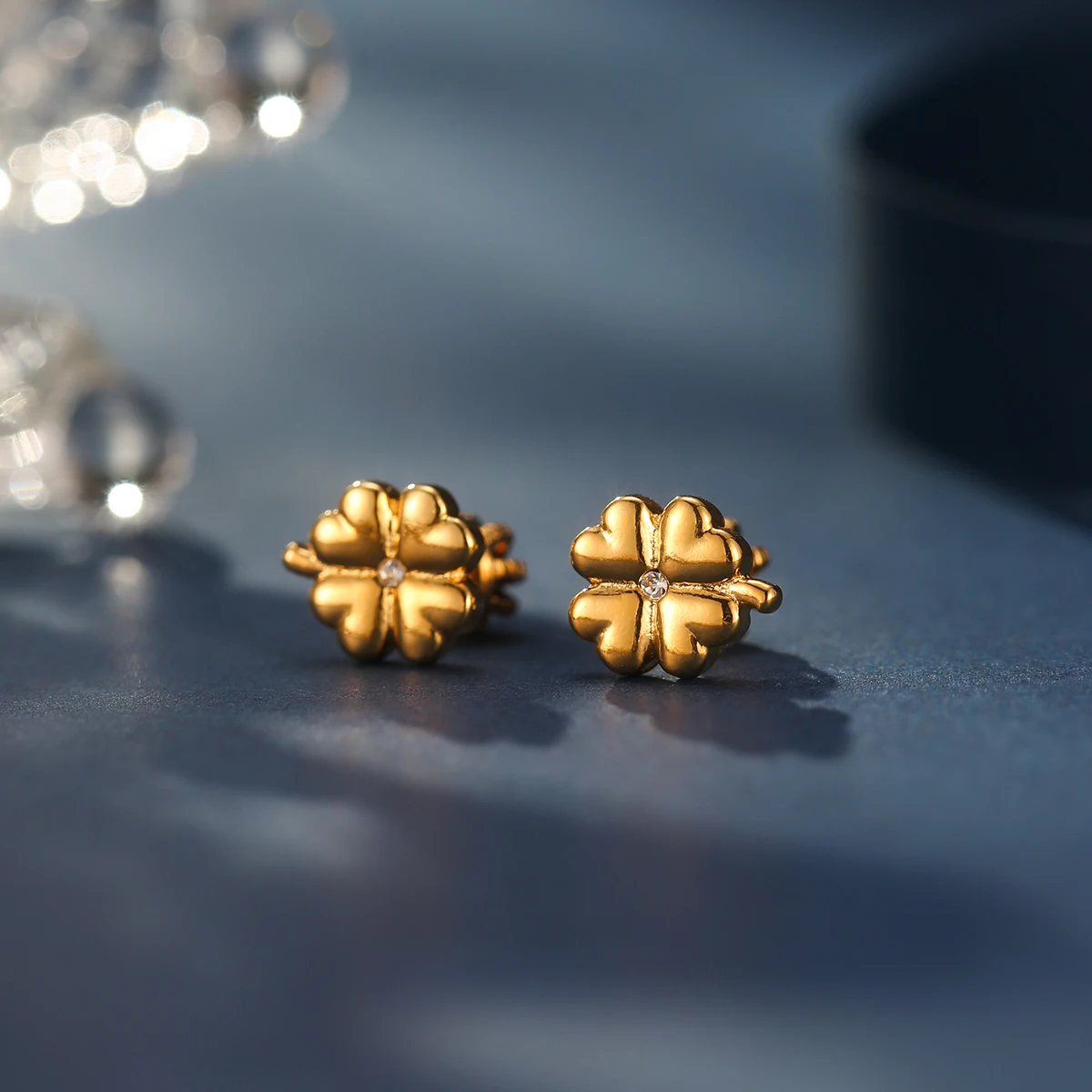 1Pair Fashion Simple Golden Clover Earrings for Women High-Quality Copper Studs Sweet Temperament Party Jewelry Valentine Gift
1Pair Fashion Simple Golden Clover Earrings for Women High-Quality Copper Studs Sweet Temperament Party Jewelry Valentine Gift