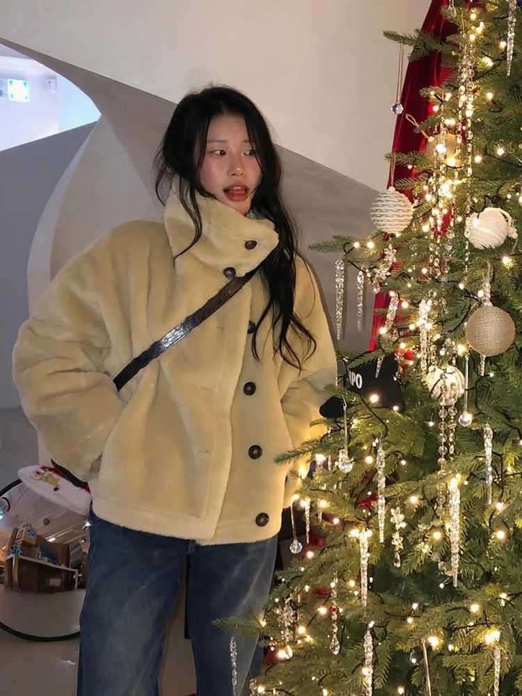Chic Stand Collar Faux Fur Jacket Women Casual Full Sleeves Single Breasted Loose Short Coat 2026 Winter Street Outwear Lady New
Chic Stand Collar Faux Fur Jacket Women Casual Full Sleeves Single Breasted Loose Short Coat 2026 Winter Street Outwear Lady New