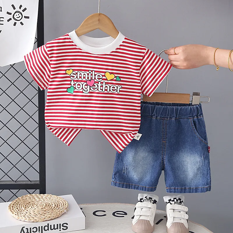 Комплект летней одежды для мальчиков-малышей 2026: милые мультяшные полосатые топы и джинсовые шорты, 2 предмета
Комплект летней одежды для мальчиков-малышей 2026: милые мультяшные полосатые топы и джинсовые шорты, 2 предмета