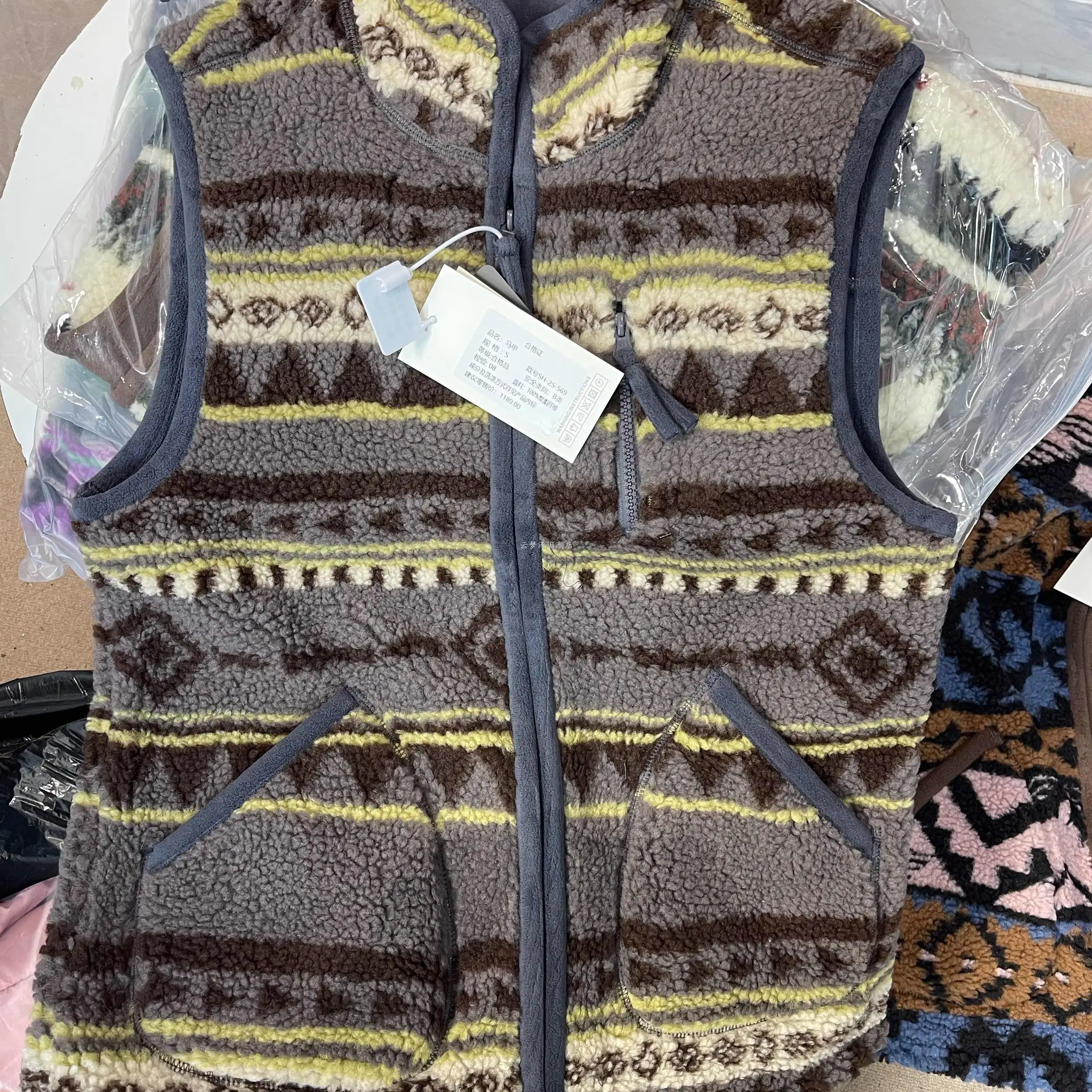 Retro Trend Fair Isle Fleece Warm Autumn Winter Vest Ladies Color Block Leaf Pattern Collarless Sleeveless Tank Top
Retro Trend Fair Isle Fleece Warm Autumn Winter Vest Ladies Color Block Leaf Pattern Collarless Sleeveless Tank Top