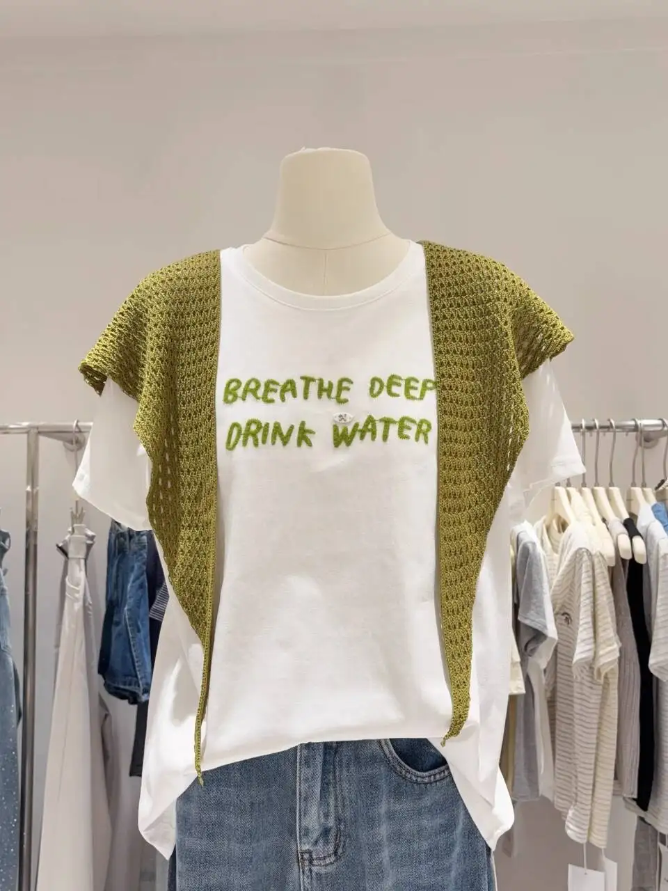 plus Size 300 Pounds Korean Style Letter Embroidery Short Sleeve T-Shirt Women's Shoulder Wrap Two-Piece Set Summer Casual Wear
plus Size 300 Pounds Korean Style Letter Embroidery Short Sleeve T-Shirt Women's Shoulder Wrap Two-Piece Set Summer Casual Wear