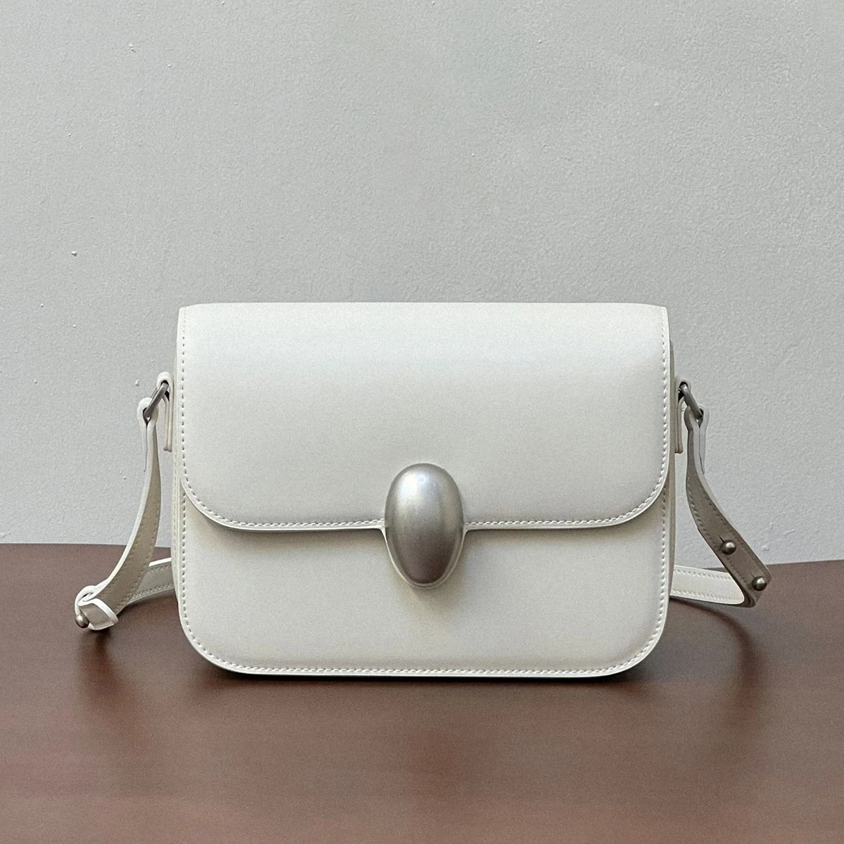 Cowhide small square bag underarm 2025 new niche design high-quality commuter shoulder bag fashionable women's crossbody bag
Cowhide small square bag underarm 2025 new niche design high-quality commuter shoulder bag fashionable women's crossbody bag