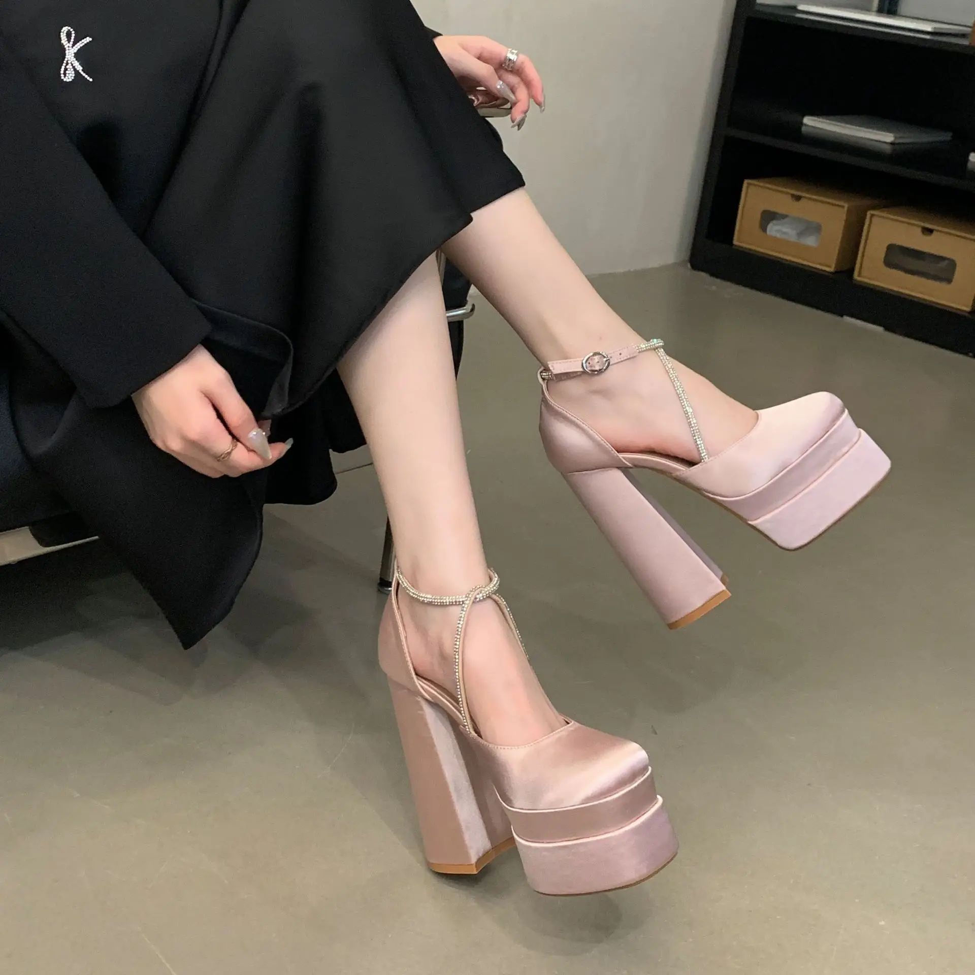 Women's 15cm Satin High Heel Sandals Square Platform Thick Sole Fashion Rhinestone Decorated Dress Heels Summer Party Footwear
Women's 15cm Satin High Heel Sandals Square Platform Thick Sole Fashion Rhinestone Decorated Dress Heels Summer Party Footwear