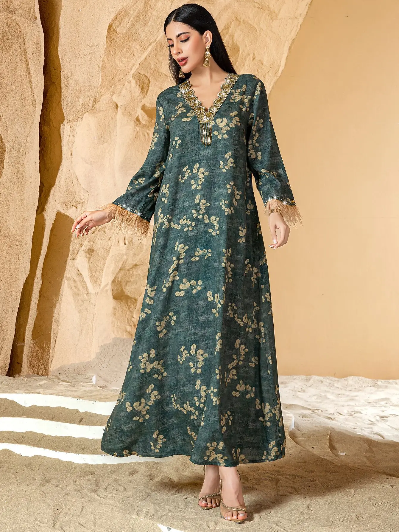 Islamic Muslim Women's Fashion Arab Dubai Retro Printed V-neck Long Dress Feather Cuffs Diamond Collar Lazy Vacation Style Robe
Islamic Muslim Women's Fashion Arab Dubai Retro Printed V-neck Long Dress Feather Cuffs Diamond Collar Lazy Vacation Style Robe