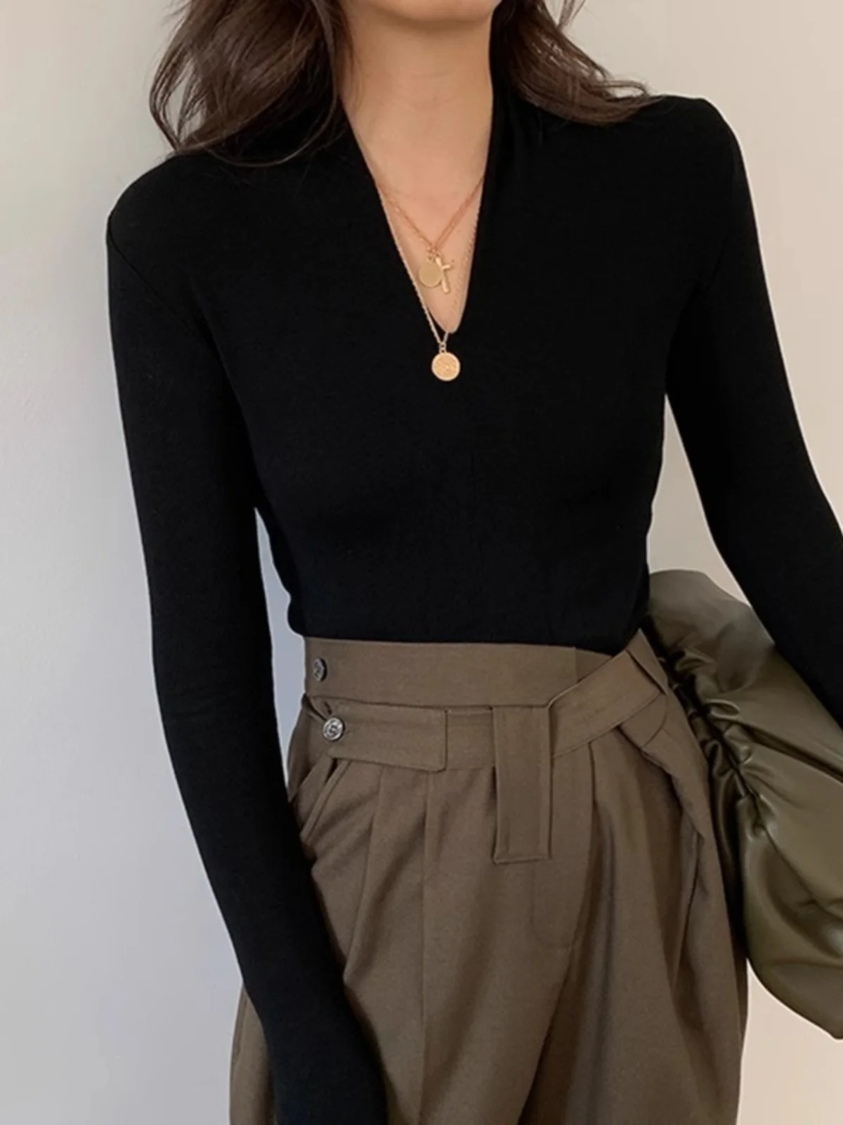 Black V-Neck Fleece Lined Slim Fit Thickened Women's Base Shirt Autumn Winter New Style High End Feel Inner Warm Top
Black V-Neck Fleece Lined Slim Fit Thickened Women's Base Shirt Autumn Winter New Style High End Feel Inner Warm Top