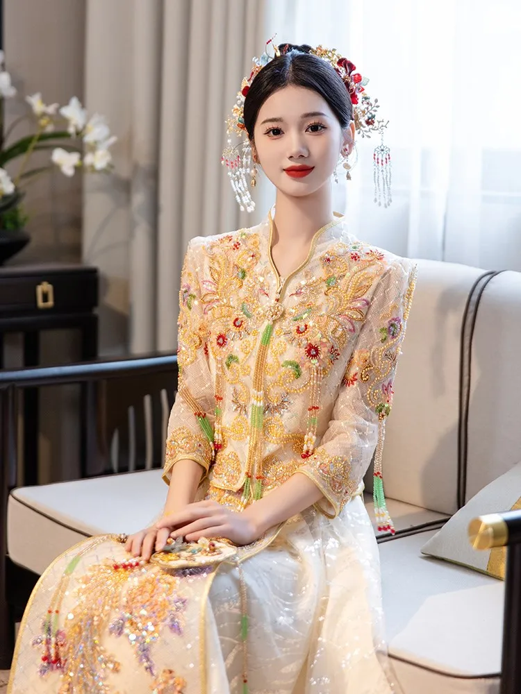 Champagne-colored bride's new Chinese-style wedding dress toasting and
Champagne-colored bride's new Chinese-style wedding dress toasting and