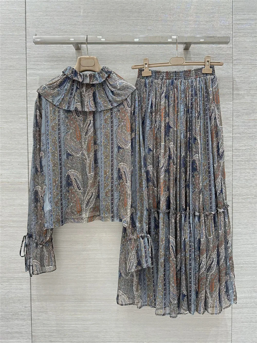 Elegant Temperament Ruffled Loose Shirt + Elastic Waist A Line Skirt Printed Set
Elegant Temperament Ruffled Loose Shirt + Elastic Waist A Line Skirt Printed Set