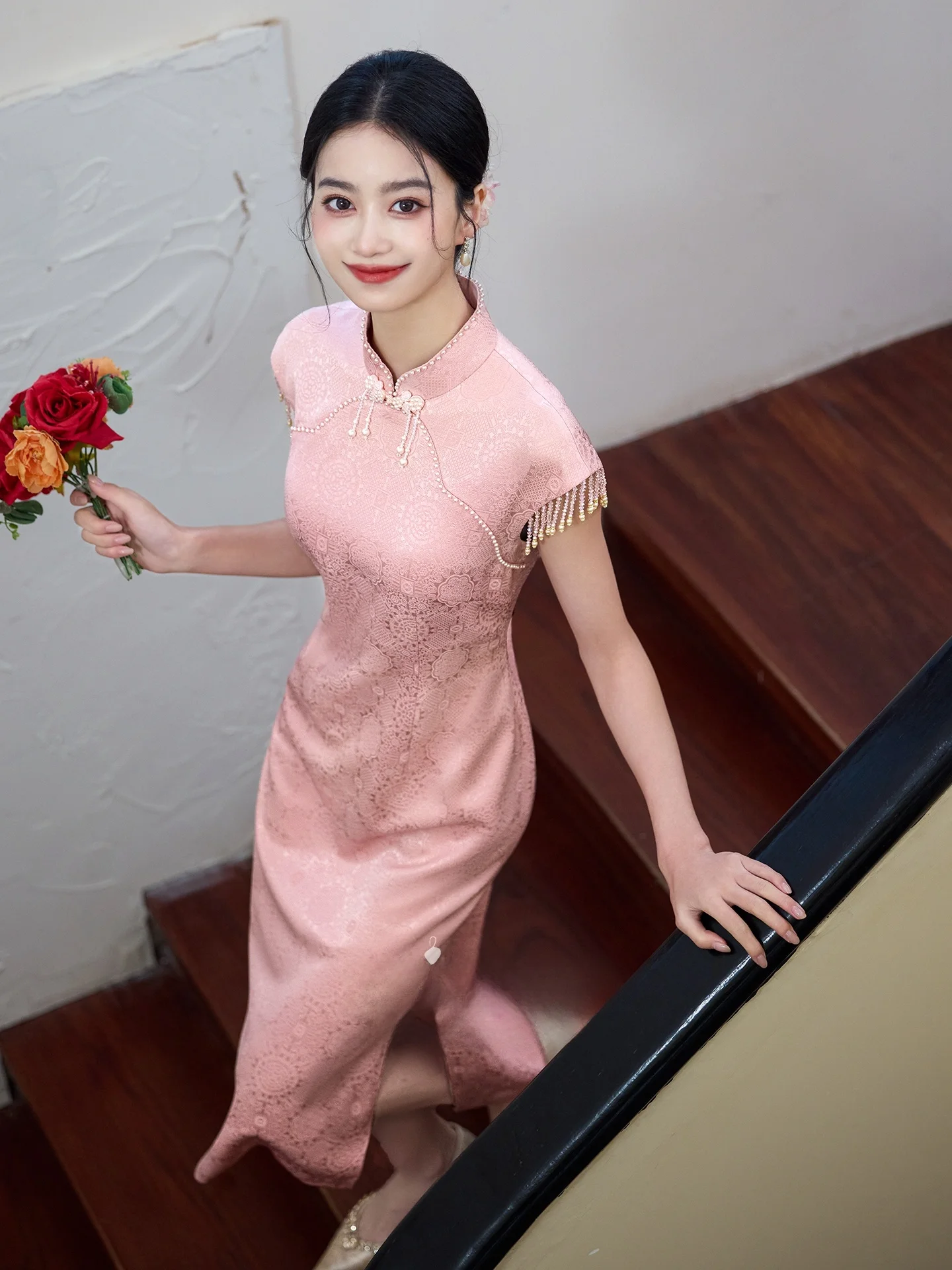 Young Modernized Pink Qipao Engagement Dress Elegant Vintage Style Long Slant Collar Short Sleeve Full Length Chinese Wedding...
Young Modernized Pink Qipao Engagement Dress Elegant Vintage Style Long Slant Collar Short Sleeve Full Length Chinese Wedding...