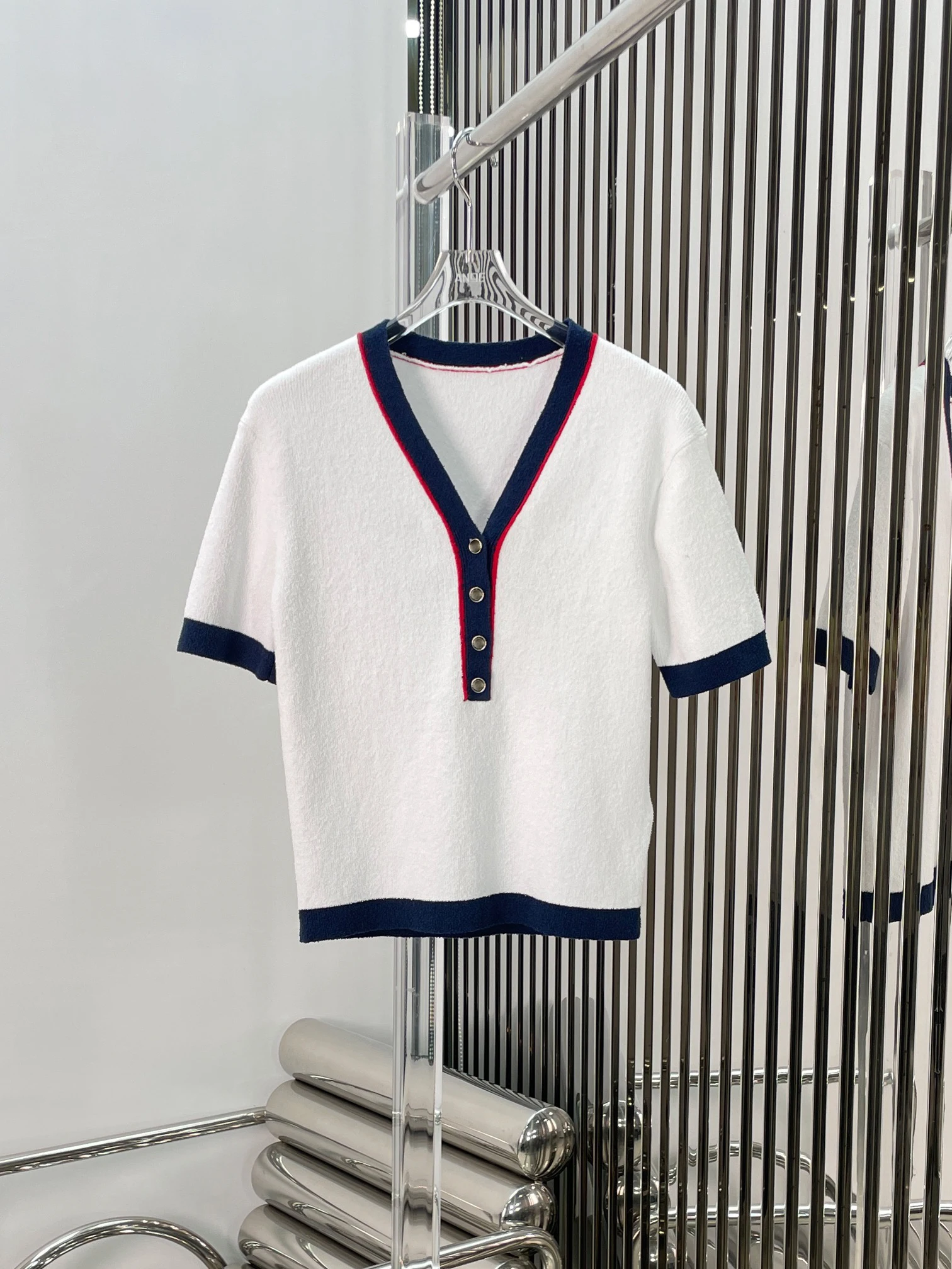 Shirt v-neck design Fashion temperament Slim and thin Soft and comfortable Exquisite and elegant 2024 summer women's new hot
Shirt v-neck design Fashion temperament Slim and thin Soft and comfortable Exquisite and elegant 2024 summer women's new hot