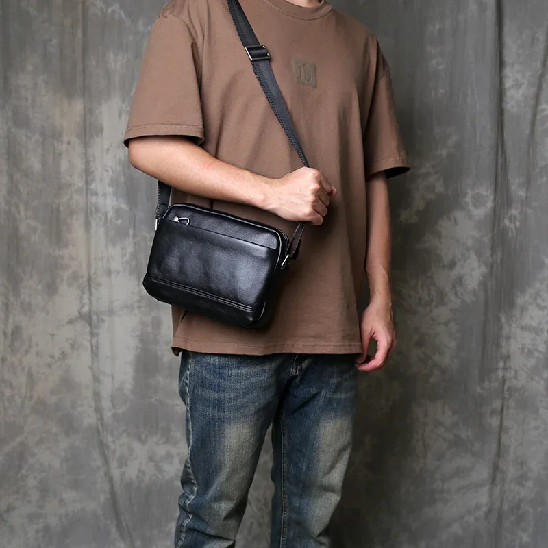 Original Mens Top Layer Cowhide Shoulder Crossbody Bag Soft Leather Commuting Men's Bag Portable Mobile Phone Mailman Small Bag
Original Mens Top Layer Cowhide Shoulder Crossbody Bag Soft Leather Commuting Men's Bag Portable Mobile Phone Mailman Small Bag