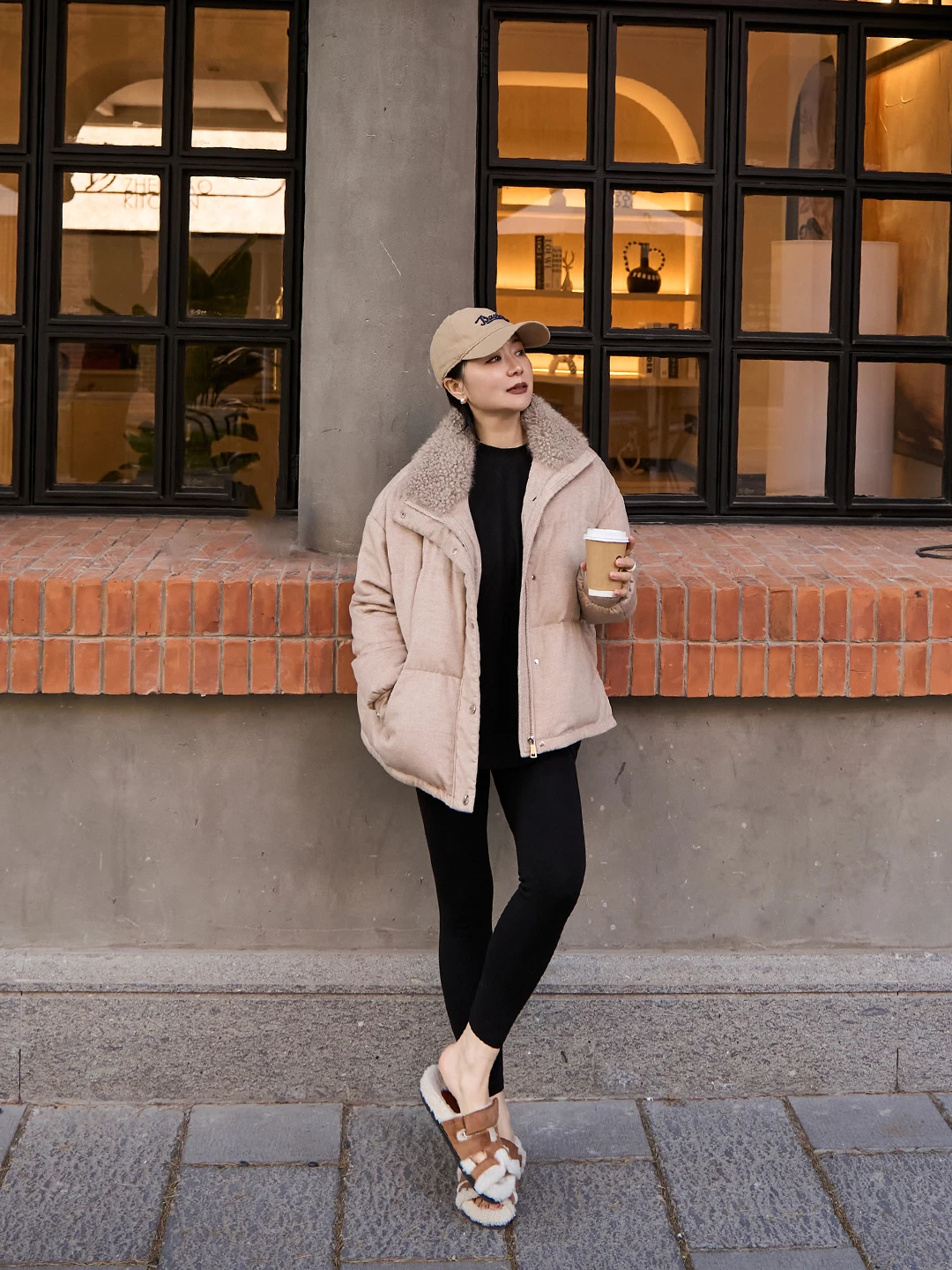 Зимняя женская верхняя одежда TOFOD: пуховик из мягкого гусиного пуха с воротником-стойкой и изысканной шерстяной тканью
Зимняя женская верхняя одежда TOFOD: пуховик из мягкого гусиного пуха с воротником-стойкой и изысканной шерстяной тканью