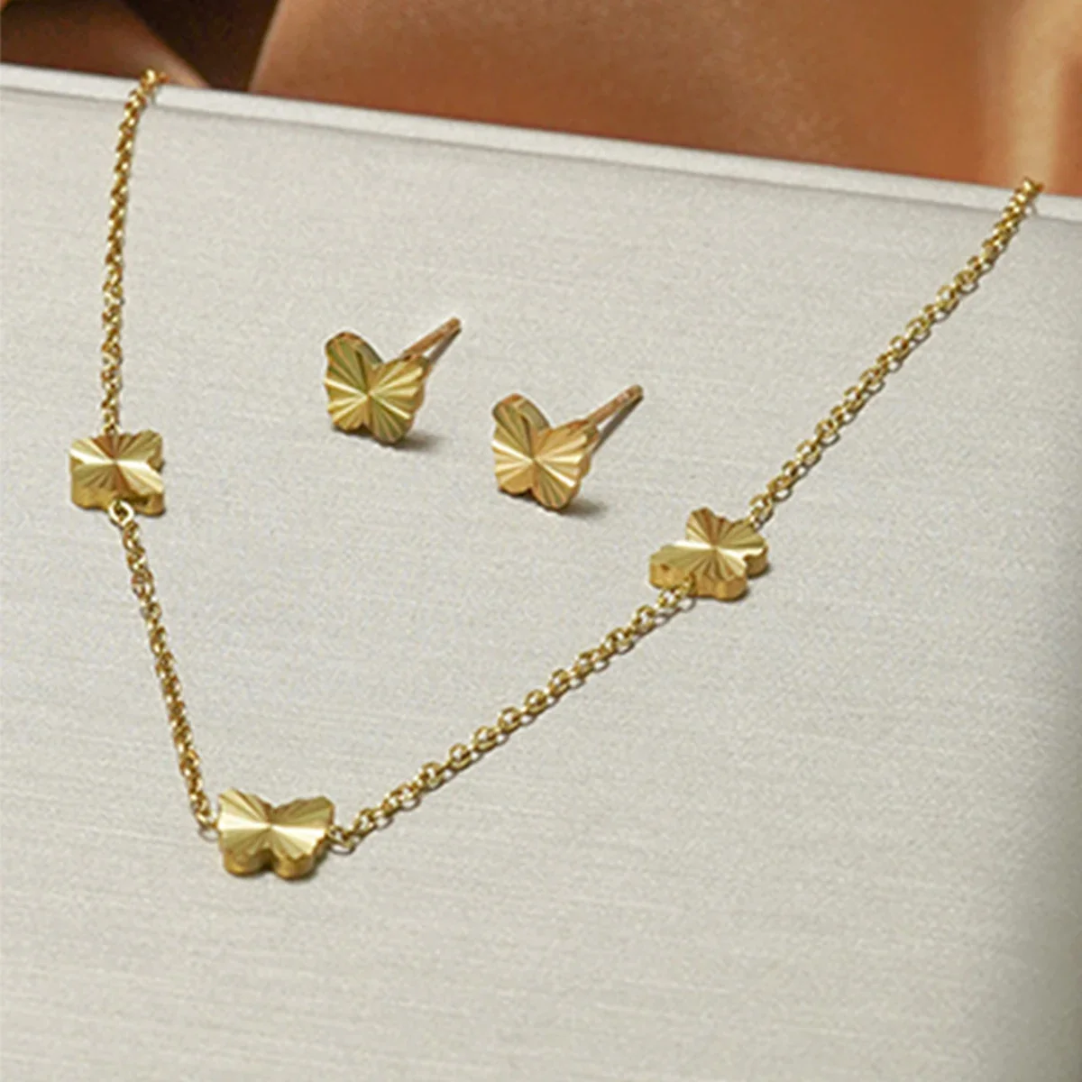 316L Stainless Steel 18K Gold-Plated Jewelry Set Iridescent Gradient Glass Star Pendant Hypoallergenic Tarnish Earrings Necklace
316L Stainless Steel 18K Gold-Plated Jewelry Set Iridescent Gradient Glass Star Pendant Hypoallergenic Tarnish Earrings Necklace