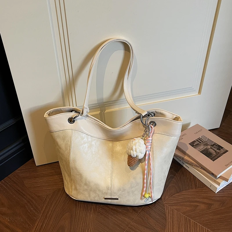 Сумки-тоут для женщин с застежкой-молнией из ПУ-кожи, большой вместимости, стильный дизайн, милый и оригинальный дизайн, для повседневного использования.
Сумки-тоут для женщин с застежкой-молнией из ПУ-кожи, большой вместимости, стильный дизайн, милый и оригинальный дизайн, для повседневного использования.