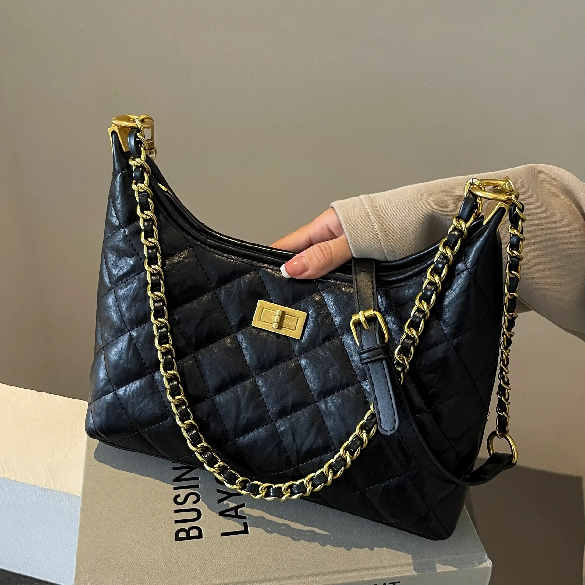 Retro designer diamond patterned small fragrant chain tote bag for women 2025 new versatile commuting armpit bag, single shoulde
Retro designer diamond patterned small fragrant chain tote bag for women 2025 new versatile commuting armpit bag, single shoulde
