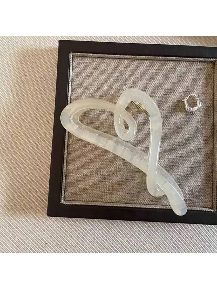 Vintage Asymmetric Heart Hair Claw Clip For Women Korean Style Hair Accessory
Vintage Asymmetric Heart Hair Claw Clip For Women Korean Style Hair Accessory