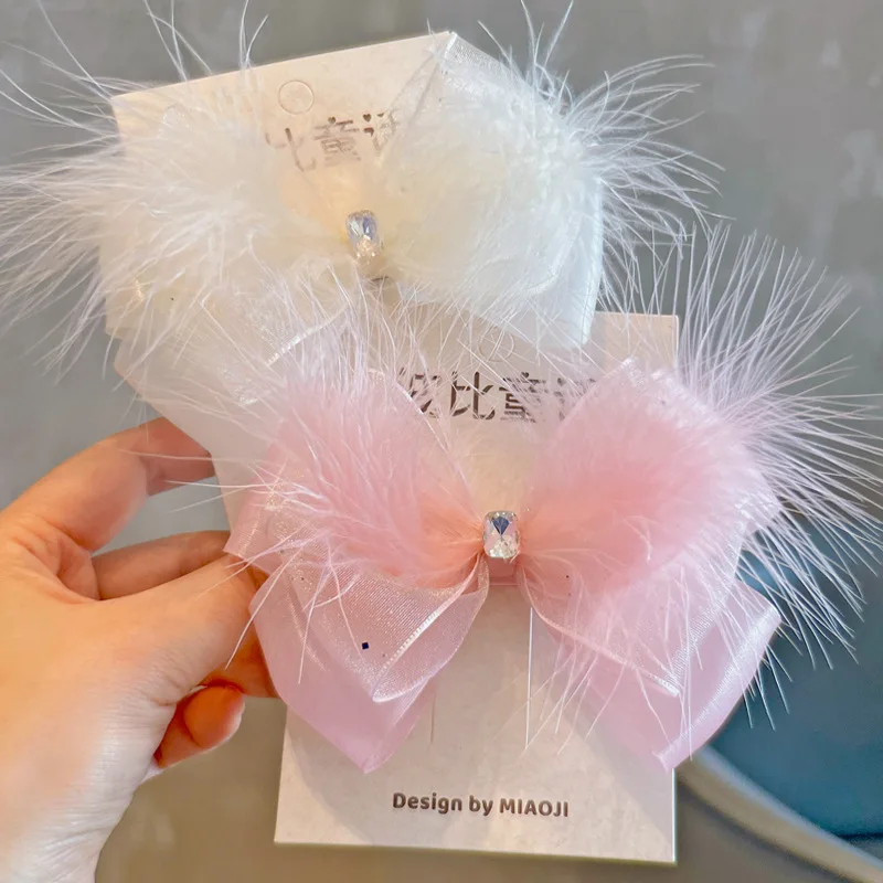 1 PC New Princess Feather Bow Cute Girls Hairpins Children Headwear Hairgrip Hair Clips Barrettes Hair Accessories
1 PC New Princess Feather Bow Cute Girls Hairpins Children Headwear Hairgrip Hair Clips Barrettes Hair Accessories