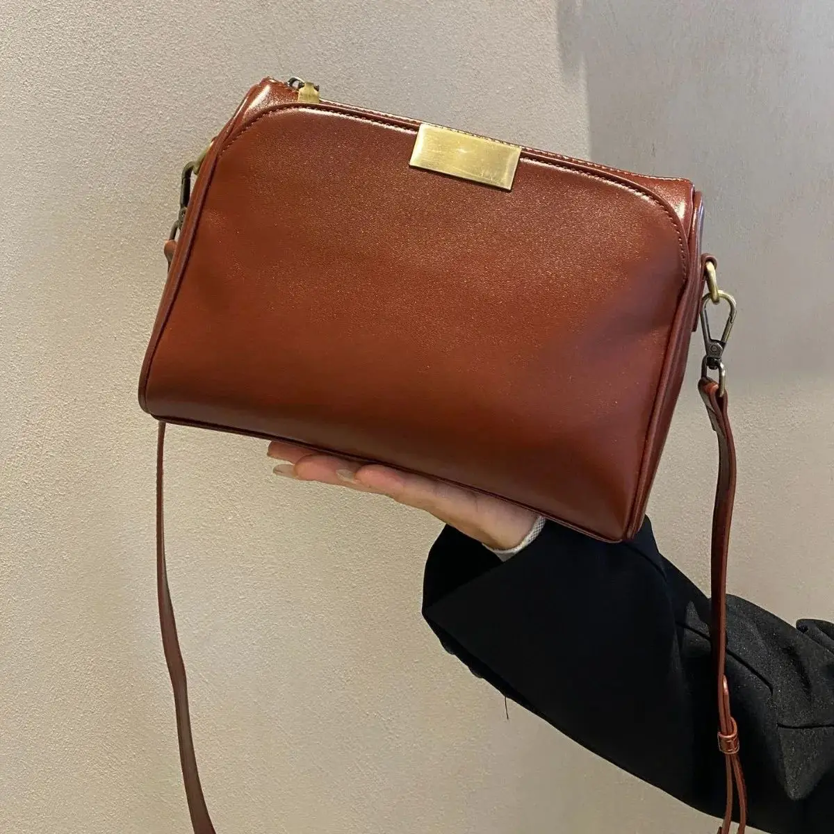 Genuine Grade Cow Leather Women's Shoulder Crossbody Bag Luxury Designer Brand Female Flocked Top-Grain Leather Small Square Bag
Genuine Grade Cow Leather Women's Shoulder Crossbody Bag Luxury Designer Brand Female Flocked Top-Grain Leather Small Square Bag