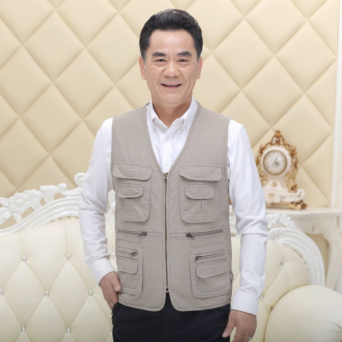 Men Beige Gray Cotton Vest With Multi Pockets Design Zipper Opening V-Neck Wasitcoat Male Four Season Clothes Leisure Gilet 2024
Men Beige Gray Cotton Vest With Multi Pockets Design Zipper Opening V-Neck Wasitcoat Male Four Season Clothes Leisure Gilet 2024