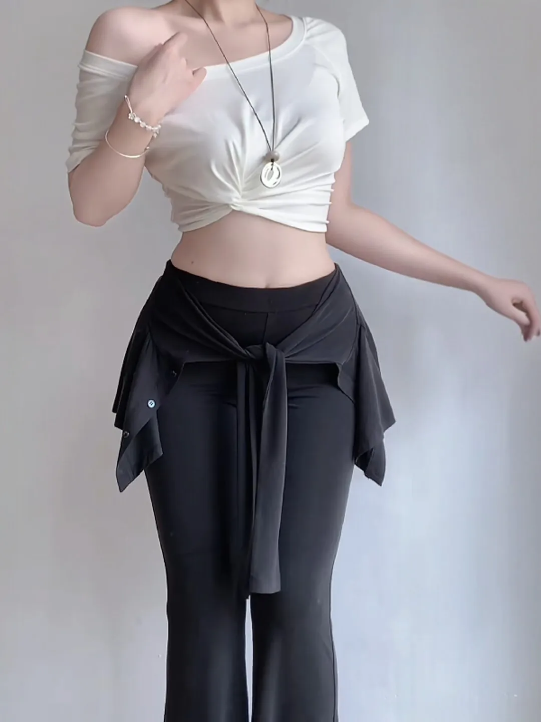 Unique Shoulder Slant Top Flared Pants Two-Piece Set Comfortable Cotton Blend Regular Fit Summer Fashion Outfit for Women
Unique Shoulder Slant Top Flared Pants Two-Piece Set Comfortable Cotton Blend Regular Fit Summer Fashion Outfit for Women