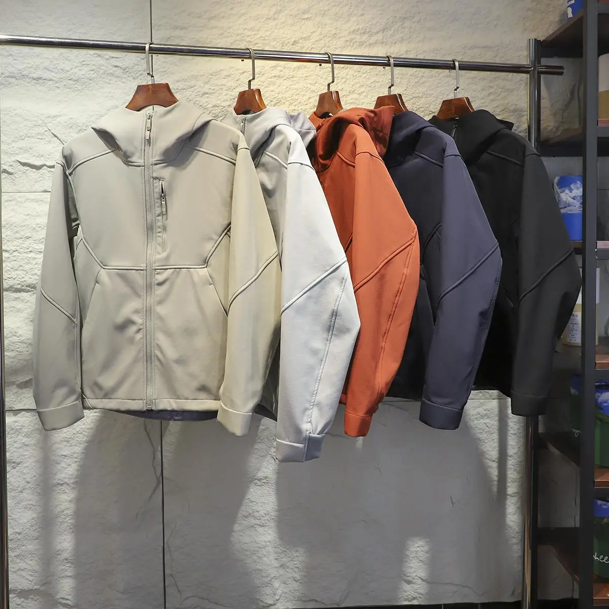 Уличная софтлуэльная куртка для мужчин и женщин, повседневное футболонепроницаемое пальто с капюшоном, модная осенне-зимняя верхняя одежда от Lingajia
Уличная софтлуэльная куртка для мужчин и женщин, повседневное футболонепроницаемое пальто с капюшоном, модная осенне-зимняя верхняя одежда от Lingajia