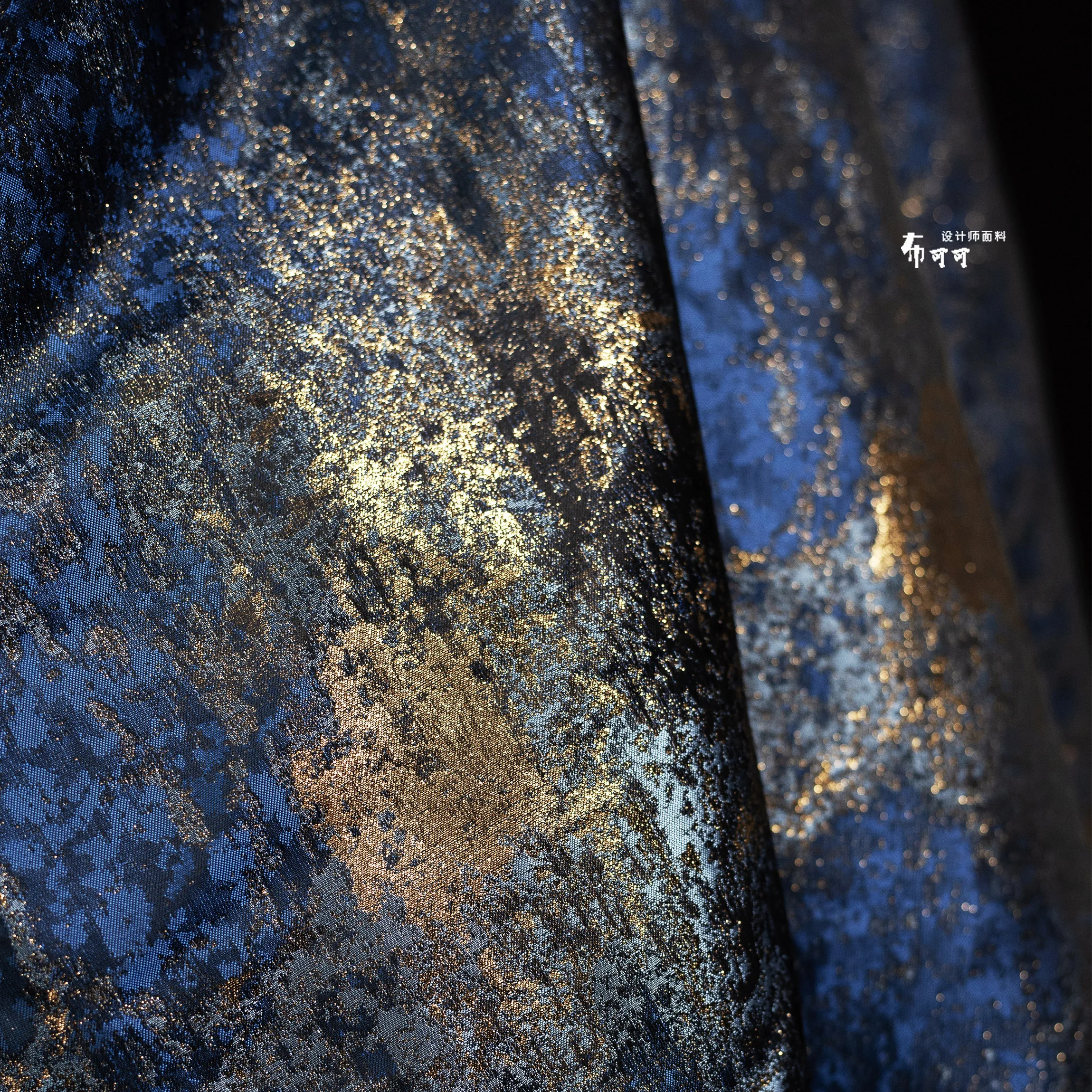 Retro Blue Golden Color Texture Cloth Gilding Gradient Cheongsam Hanfu Chinese Style Designer Fabric
Retro Blue Golden Color Texture Cloth Gilding Gradient Cheongsam Hanfu Chinese Style Designer Fabric