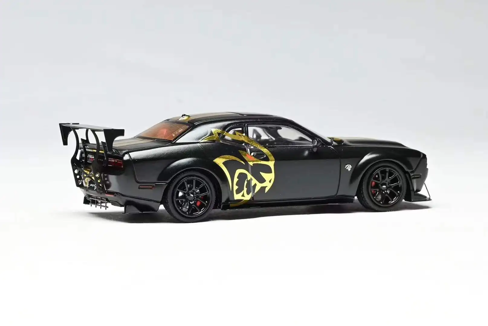 Stance Hunters 1·64 Challenger SRT Hellcat Wide-Body Diecast Model Car
Stance Hunters 1·64 Challenger SRT Hellcat Wide-Body Diecast Model Car