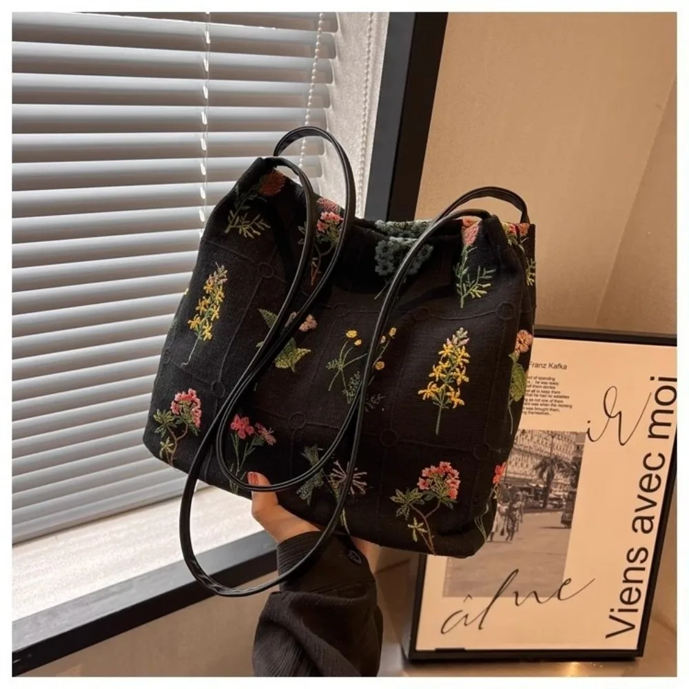 Новая большая вместительная сумка-тоут с вышивкой, универсальная сумка через плечо с вышитым принтом, сумка-ведро с мягкой полиэстеровой подкладкой, повседневное использование
Новая большая вместительная сумка-тоут с вышивкой, универсальная сумка через плечо с вышитым принтом, сумка-ведро с мягкой полиэстеровой подкладкой, повседневное использование