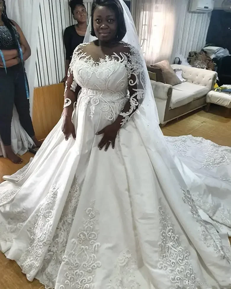 Customized Dubai Arabic Plus Size Satin Ball Gown Wedding Dresses Elegant Lace Beaded Bridal Sheer Long Sleeves Court Train
Customized Dubai Arabic Plus Size Satin Ball Gown Wedding Dresses Elegant Lace Beaded Bridal Sheer Long Sleeves Court Train