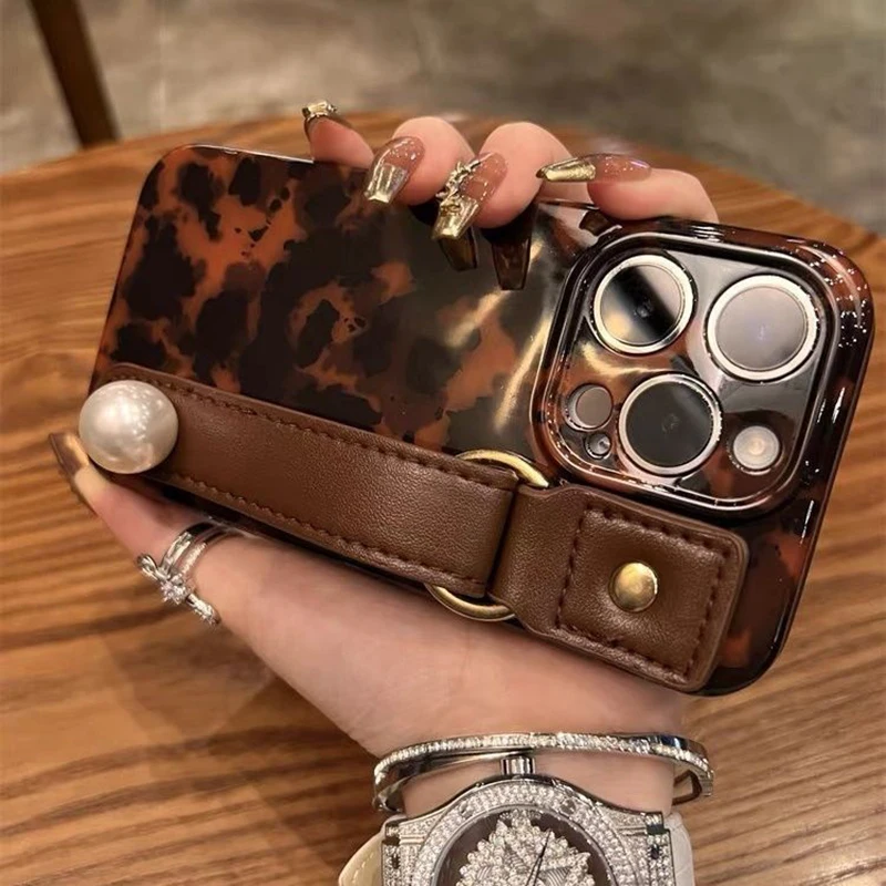 Retro iPhone15pro Leopard Print Pearl wristband iPhone15 phone case iphone15ProMaxiphone 14 New iPhone13 set iPhone12promax
Retro iPhone15pro Leopard Print Pearl wristband iPhone15 phone case iphone15ProMaxiphone 14 New iPhone13 set iPhone12promax