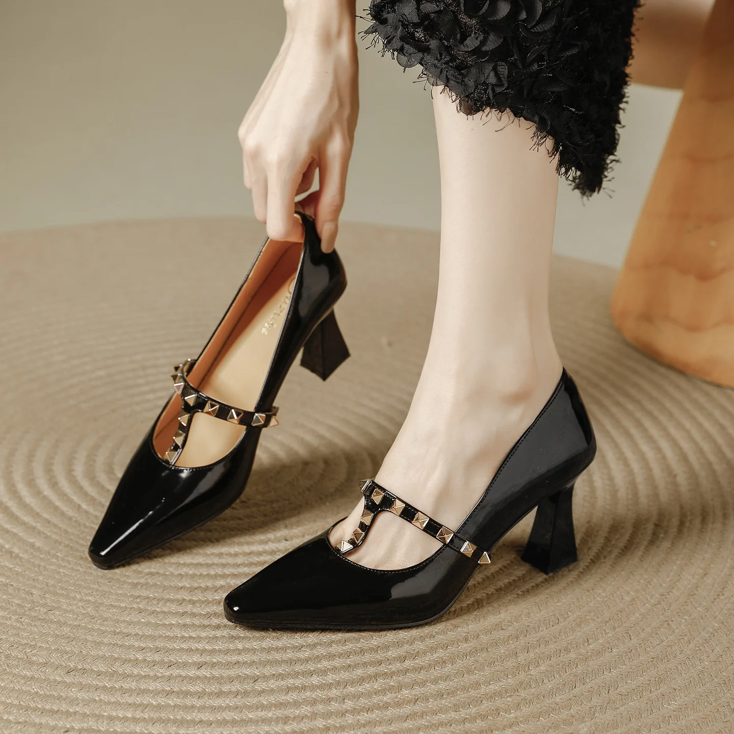 Fashionable Pointed Toe Nail Head Detailing Women's Slip-On Leatherette High Heel Shoes Spring Autumn New Style Elegant Perso...
Fashionable Pointed Toe Nail Head Detailing Women's Slip-On Leatherette High Heel Shoes Spring Autumn New Style Elegant Perso...