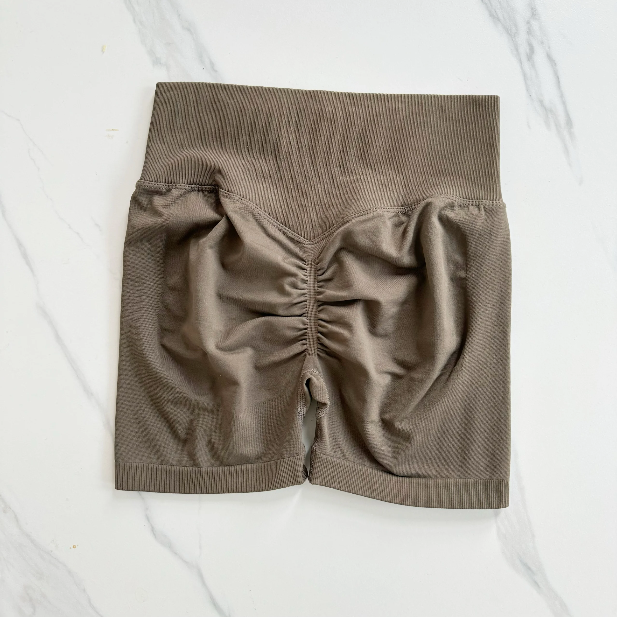 Женские эластичные дышащие быстросохнущие бесшовные спортивные шорты для йоги с высокой талией и тремя точками без смущения персикового цвета с подтяжкой бедер
Женские эластичные дышащие быстросохнущие бесшовные спортивные шорты для йоги с высокой талией и тремя точками без смущения персикового цвета с подтяжкой бедер