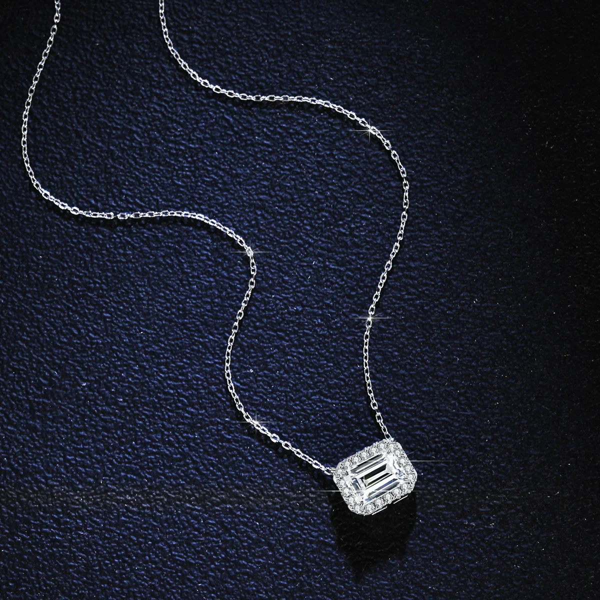 Lumira Square Diamond-Studded PT950 Platinum Collar Necklace for Women 3 Carat Emerald-Cut Moissanite Diamond Pendant
Lumira Square Diamond-Studded PT950 Platinum Collar Necklace for Women 3 Carat Emerald-Cut Moissanite Diamond Pendant