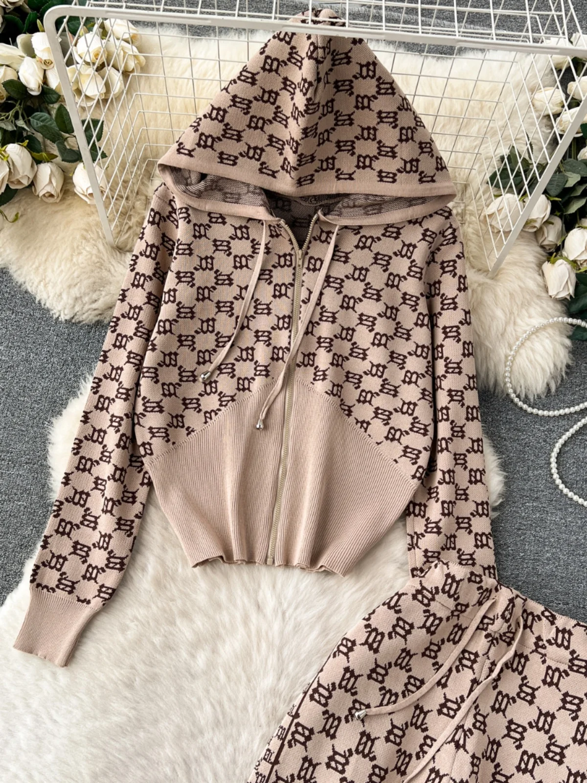 Женский модный комплект в стиле ретро Hong Kong Sle, длинный топ с капюшоном и высокой талией, осенне-зимние клетчатые брюки для поездок на работу Sle
Женский модный комплект в стиле ретро Hong Kong Sle, длинный топ с капюшоном и высокой талией, осенне-зимние клетчатые брюки для поездок на работу Sle