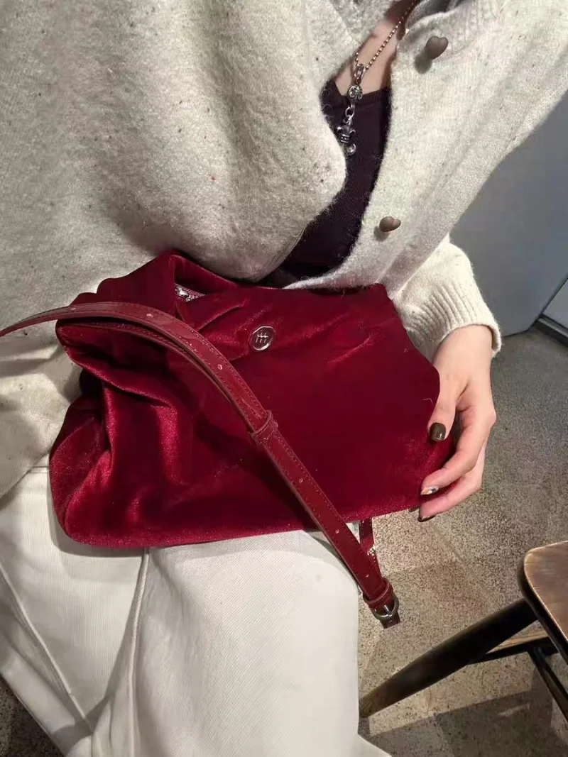 Korean Sle Velvet Red Tote Bag Faionable oulder Crossbody Underarm Bag for Women Casual Simple Sle Soft Handbag
Korean Sle Velvet Red Tote Bag Faionable oulder Crossbody Underarm Bag for Women Casual Simple Sle Soft Handbag