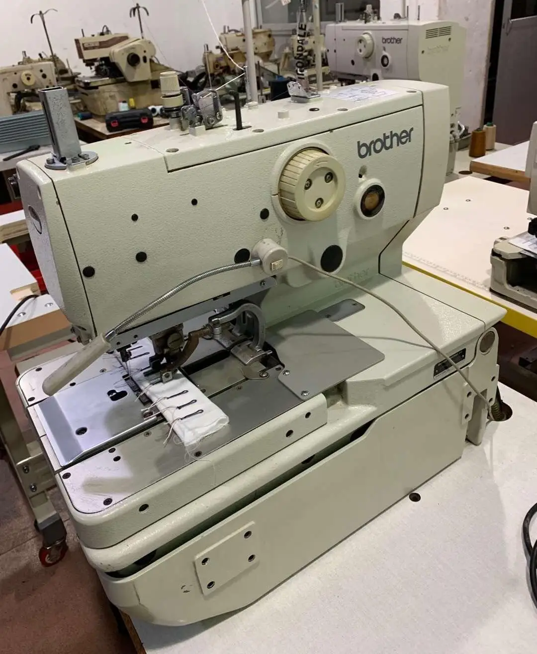 Brother 9820 Straight Eye Computer Phoenix Eye Machine Round Head Keyhole Machine
Brother 9820 Straight Eye Computer Phoenix Eye Machine Round Head Keyhole Machine