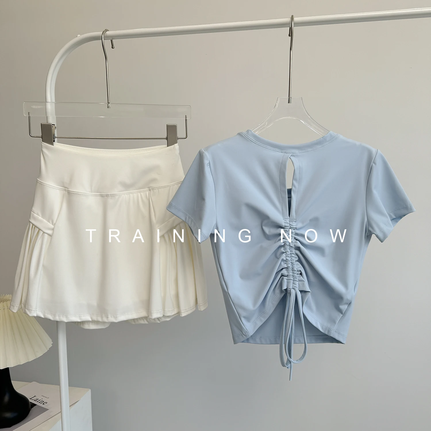 Одежда для бадминтона для женщин, летний высококачественный теннисный спортивный костюм, топ для фитнеса, быстросохнущая юбка для йоги с короткими рукавами для бега
Одежда для бадминтона для женщин, летний высококачественный теннисный спортивный костюм, топ для фитнеса, быстросохнущая юбка для йоги с короткими рукавами для бега