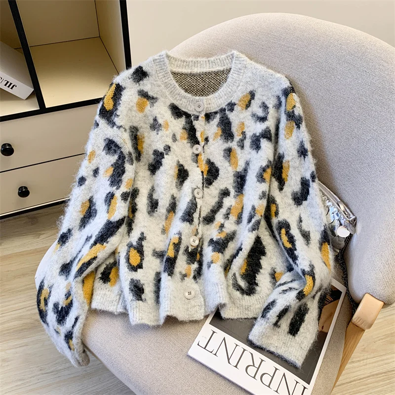 Advanced Leopard Print Round Neck Knitted Cardigan Women's Autumn Winter New Loose Lazy Style Sweater Jacket Top
Advanced Leopard Print Round Neck Knitted Cardigan Women's Autumn Winter New Loose Lazy Style Sweater Jacket Top