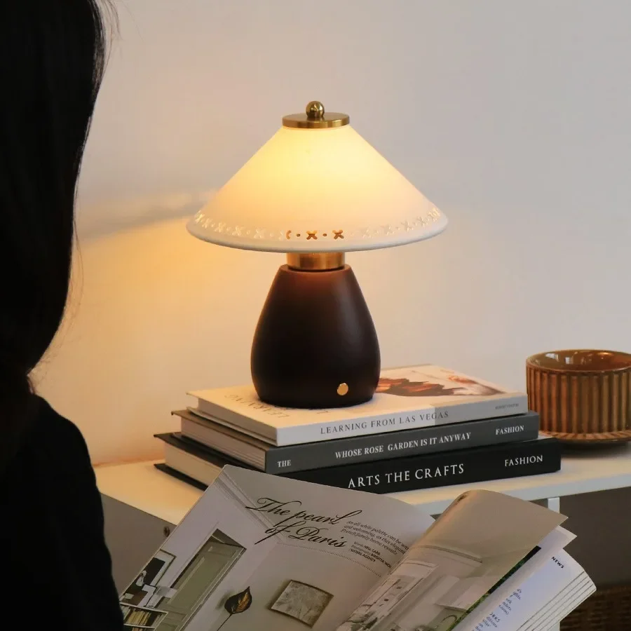 New Retro Cream Desk Lamp Medieval Light Luxury Premium Mushroom Lamp Bedroom Bedside Table Night Light Creative Atmosphere Lamp
New Retro Cream Desk Lamp Medieval Light Luxury Premium Mushroom Lamp Bedroom Bedside Table Night Light Creative Atmosphere Lamp
