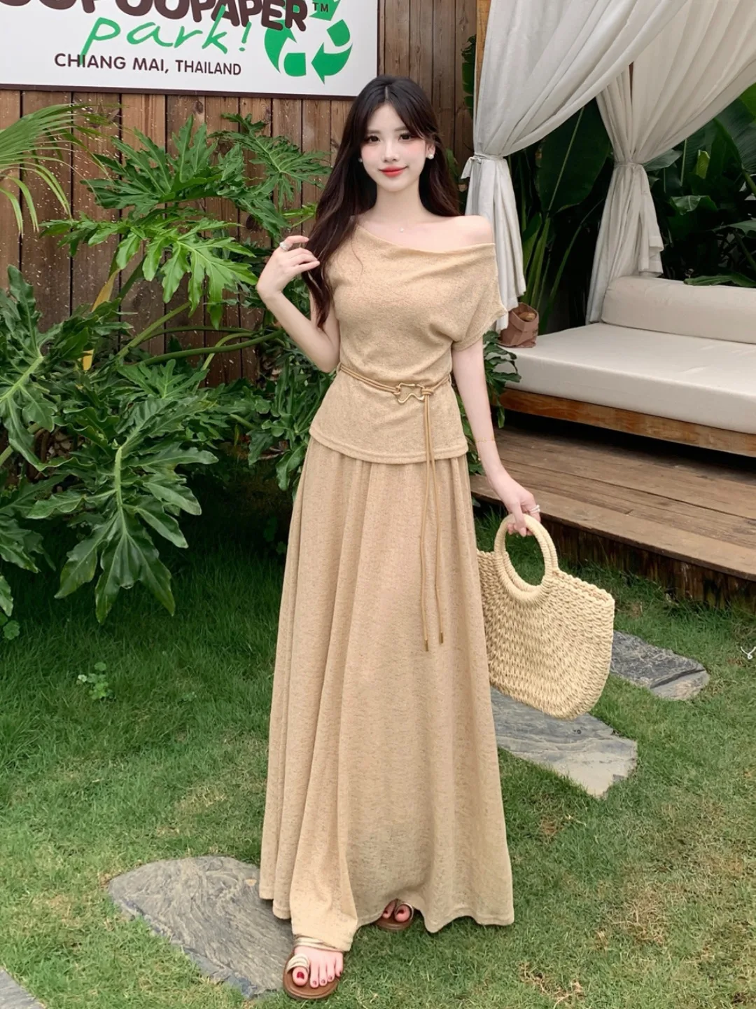 plus Size Summer Korean Style One Shoulder Loose Feel Top And Half Skirt Slimming Effect Women's Fashion Set Casual Wear
plus Size Summer Korean Style One Shoulder Loose Feel Top And Half Skirt Slimming Effect Women's Fashion Set Casual Wear