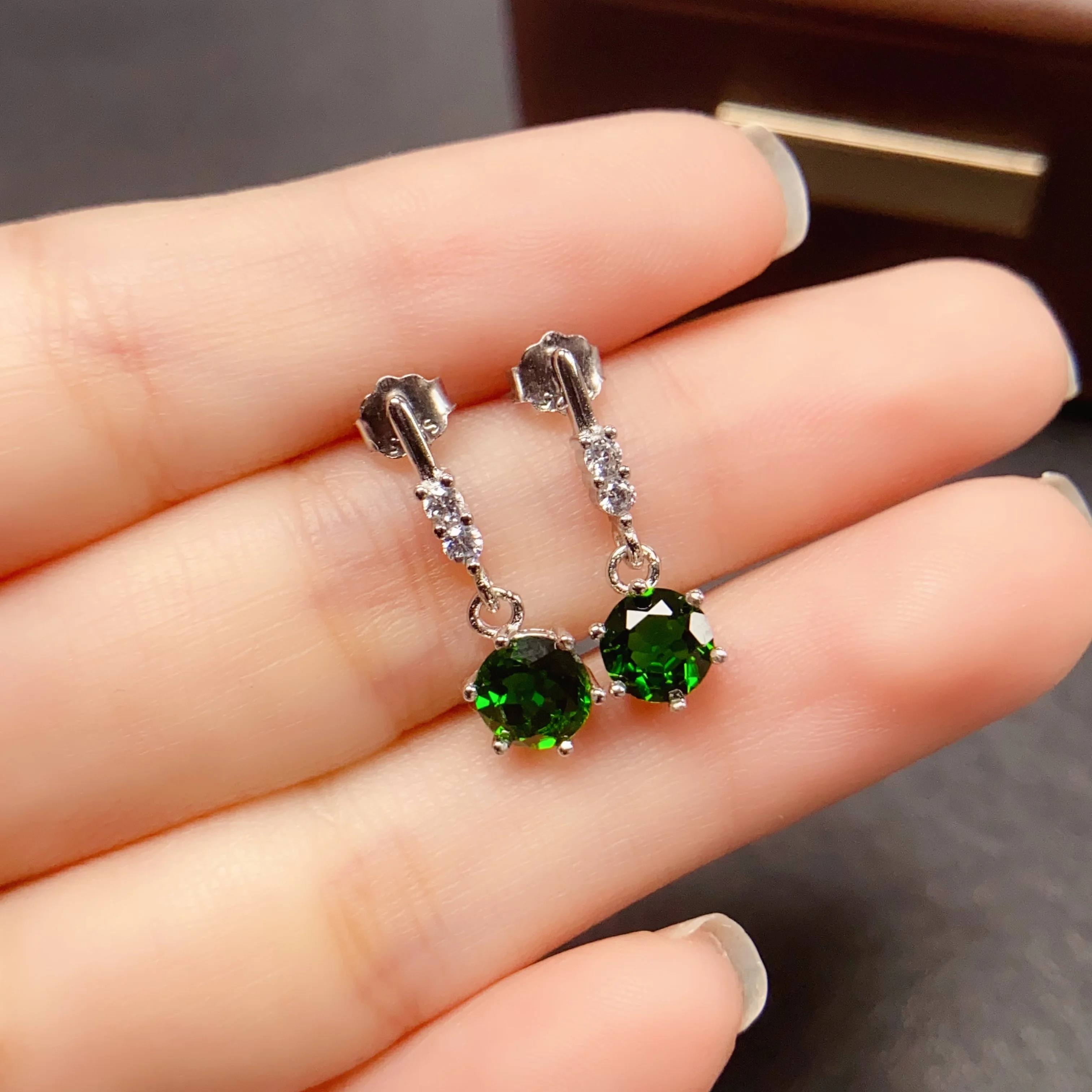 Модные серьги FS Fashion из стерлингового серебра S925 с натуральным диопсидом 6 мм, с сертификатом, изысканные свадебные украшения для женщин MeiBaPJ
Модные серьги FS Fashion из стерлингового серебра S925 с натуральным диопсидом 6 мм, с сертификатом, изысканные свадебные украшения для женщин MeiBaPJ