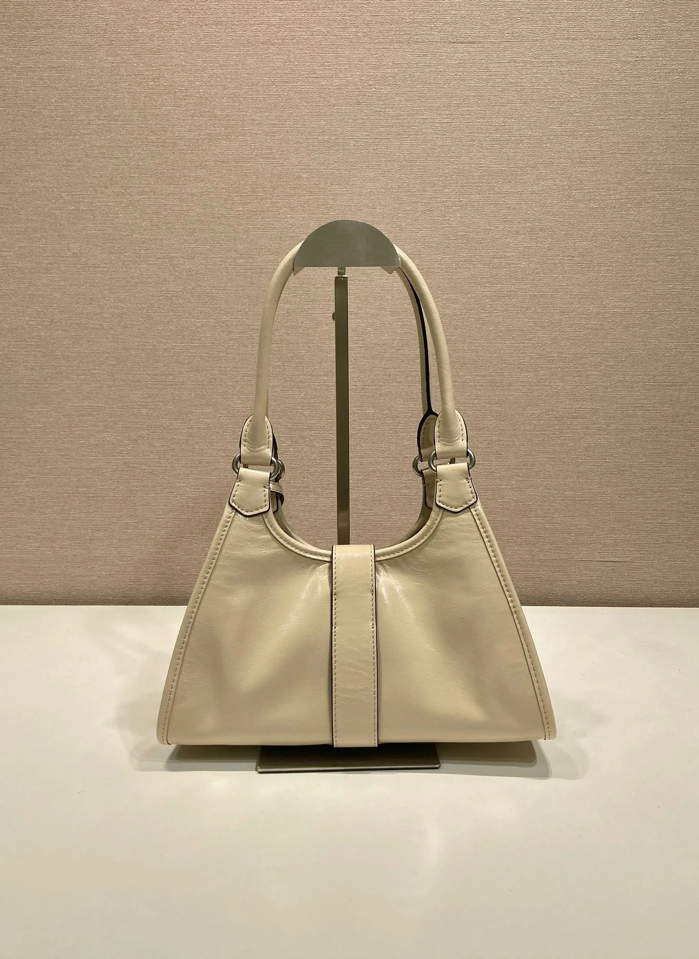 25 Summer New Mini Fashion Show Oil Wax Leather Handbag Shoulder Backpack Large Capacity Fashionable and Atmospheric Women's Bag 
25 Summer New Mini Fashion Show Oil Wax Leather Handbag Shoulder Backpack Large Capacity Fashionable and Atmospheric Women's Bag