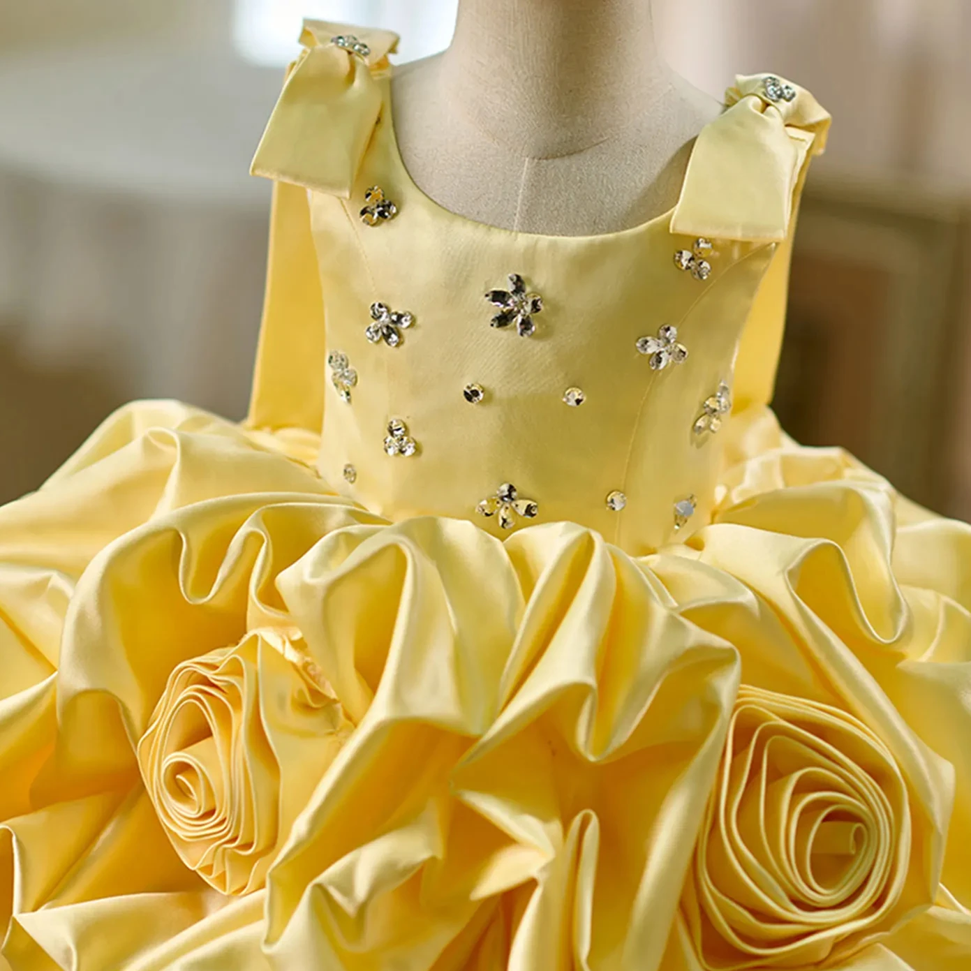 Customized Yellow Flower Girl Dress for Wedding Glitter Sleeveless High Waist Elegant Kids Birthday First Communion Gown
Customized Yellow Flower Girl Dress for Wedding Glitter Sleeveless High Waist Elegant Kids Birthday First Communion Gown