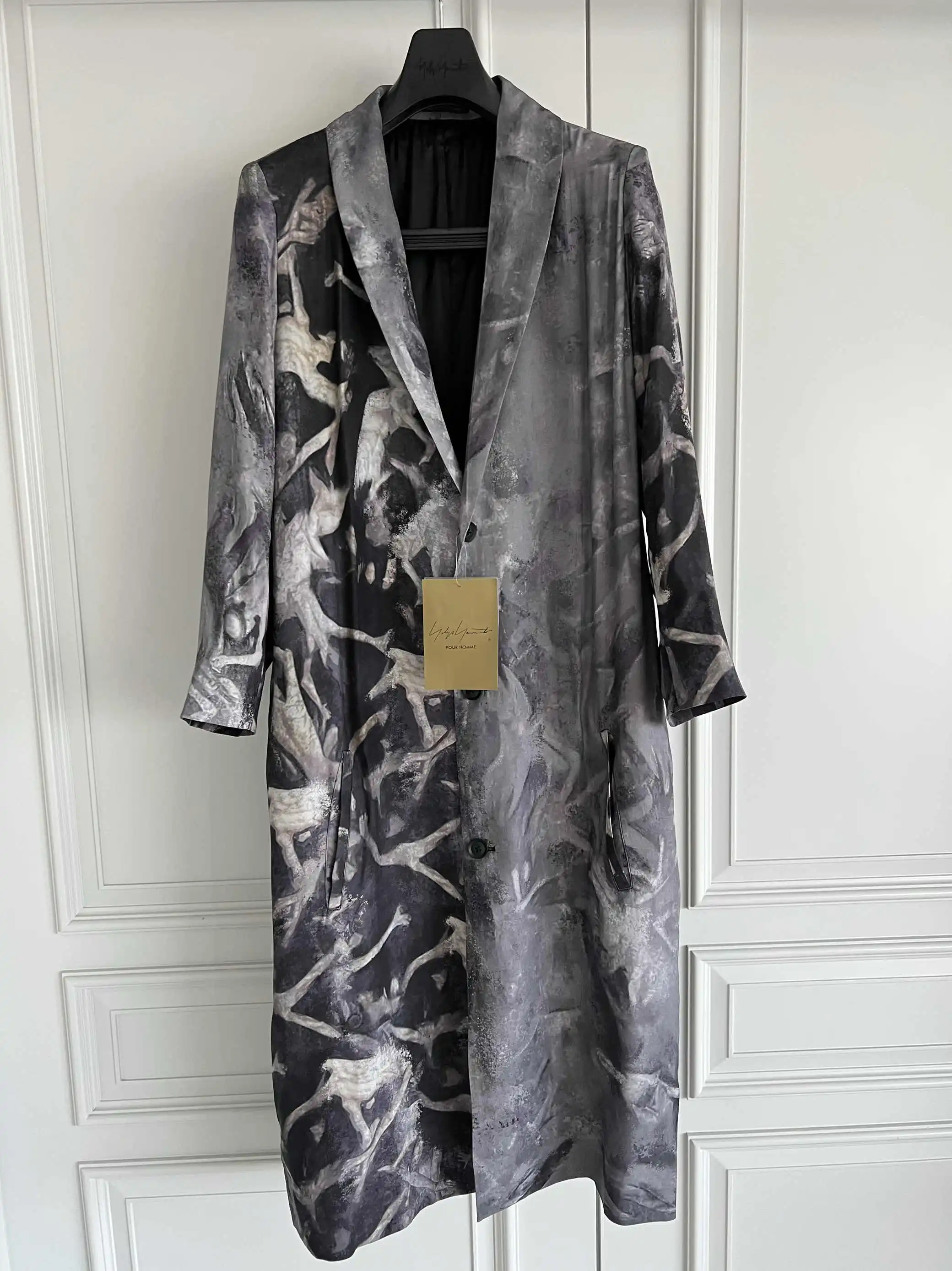 TOP-YAMAMOTO Original Design: Hell Print Green Fruit Collar Silk Coat with Designer pattern long sleeves
TOP-YAMAMOTO Original Design: Hell Print Green Fruit Collar Silk Coat with Designer pattern long sleeves