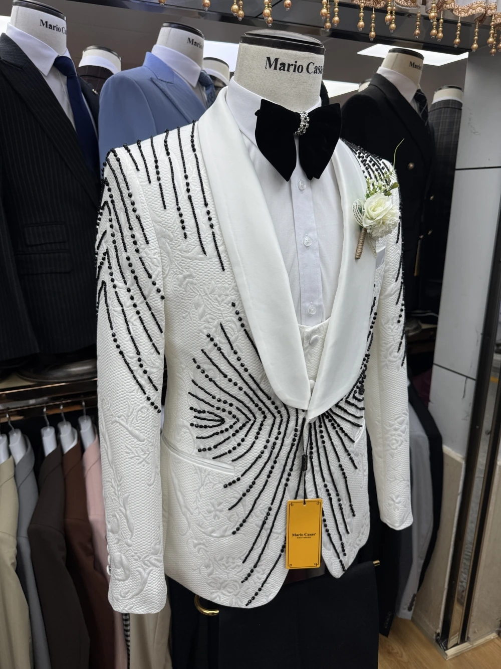 Jacquard White Men Suits 2 Piece Blazer+Black Pants Crystals Luxury Wedding Tuxedo Coat Customized Formal Jacket Trousers
Jacquard White Men Suits 2 Piece Blazer+Black Pants Crystals Luxury Wedding Tuxedo Coat Customized Formal Jacket Trousers