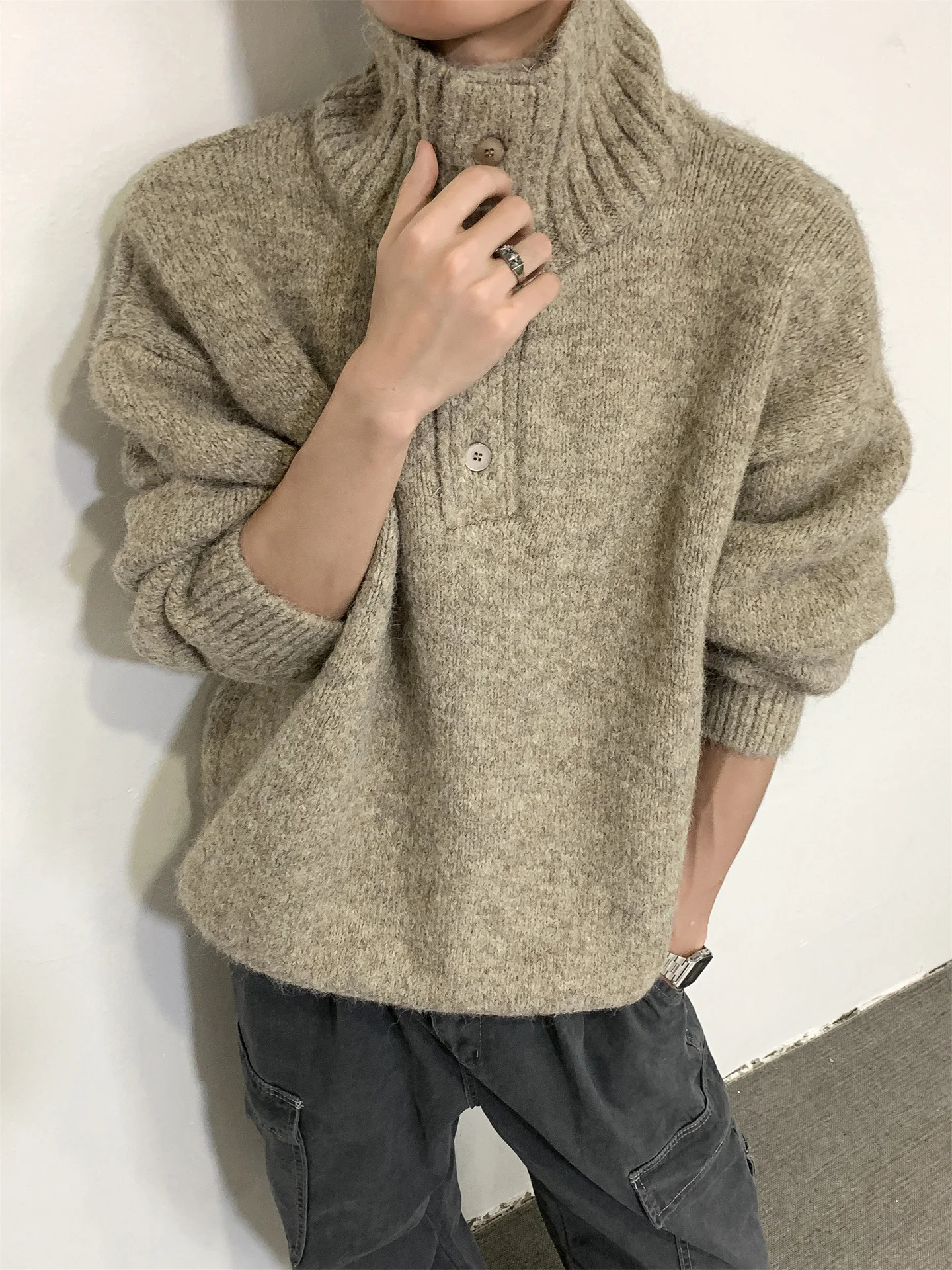 Мужской вязаный свитер с высоким воротником на пуговицах, осенне-зимний дизайн, эффектный, в стиле кэжуал, премиум-класса, верхняя одежда
Мужской вязаный свитер с высоким воротником на пуговицах, осенне-зимний дизайн, эффектный, в стиле кэжуал, премиум-класса, верхняя одежда