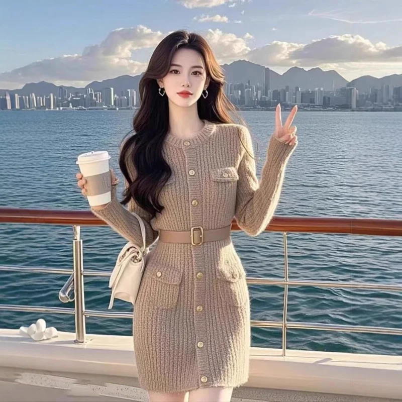 2025Autumn Winter High-End Oatmeal Color Unique Knitted Dress Pretty Waist-Cinching Base Dress Women
2025Autumn Winter High-End Oatmeal Color Unique Knitted Dress Pretty Waist-Cinching Base Dress Women